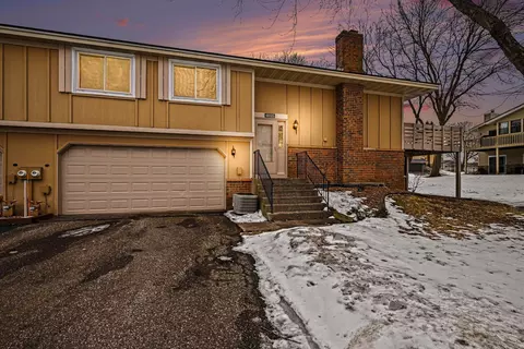 6925 Macbeth Cir, Woodbury, MN 55125