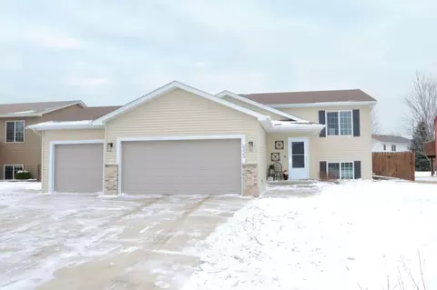 2223 Fairbanks Dr, North Mankato, MN 56003