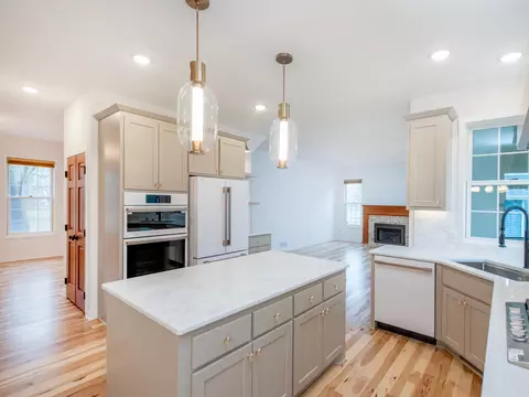 2498 Pond Cir E, Mendota Heights, MN 55120
