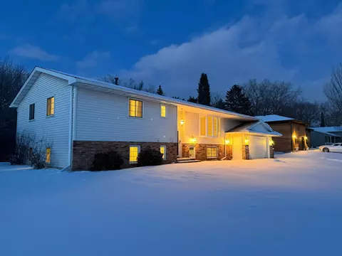 Exterior - 835 Gramsie Rd, Shoreview, MN 55126 photo 6 of 11