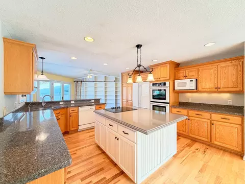 Kitchen - 835 Gramsie Rd, Shoreview, MN 55126 photo 1 of 5