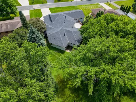 View/Area - 835 Gramsie Rd, Shoreview, MN 55126 photo 2 of 8