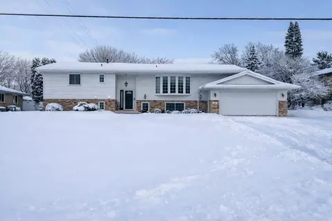 835 Gramsie Rd, Shoreview, MN 55126