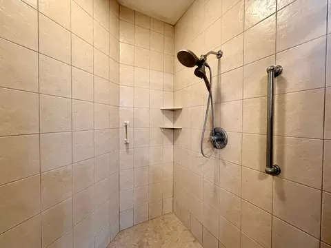 Bath - 835 Gramsie Rd, Shoreview, MN 55126 photo 5 of 6