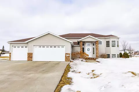 528 Prescott Ln, West Fargo, ND 58078