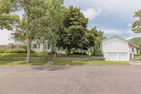 Exterior - 902 White St, Jackson, MN 56143 photo 9 of 15