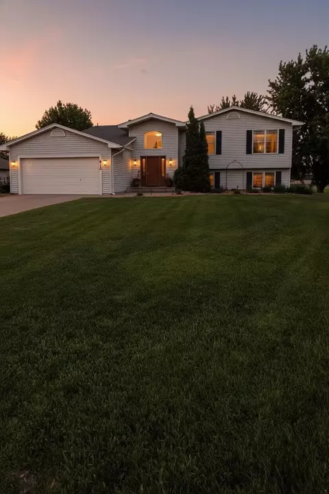 812 Larkspur Ct, Shakopee, MN 55379