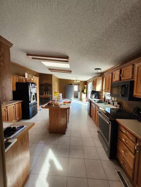 Kitchen - 617 6 Ave, Milnor, ND 58060 photo 1 of 2