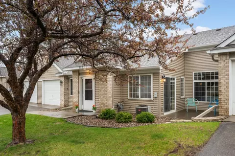557 Mission Hills Dr, Chanhassen, MN 55317