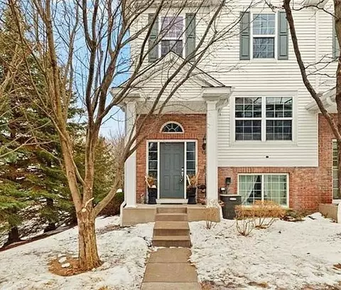 921 Ledgestone Dr, Mahtomedi, MN 55115