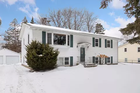 9092 Lexington Ave N, Circle Pines, MN 55014