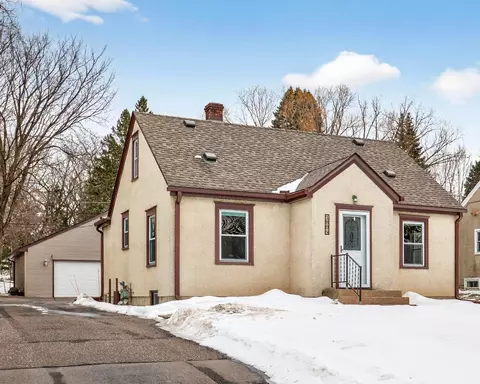 1884 Flandrau St, Maplewood, MN 55109