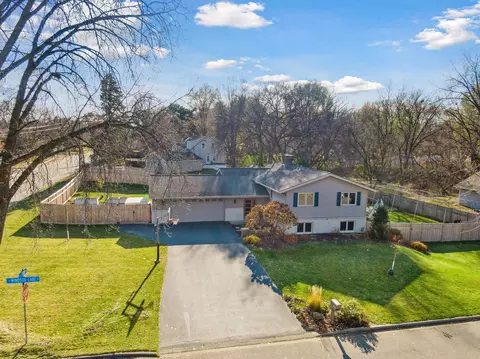 10001 Windsor Lake Ln, Minnetonka, MN 55305