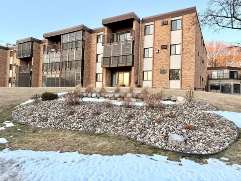 2700 Oxford St N #104, Roseville, MN 55113