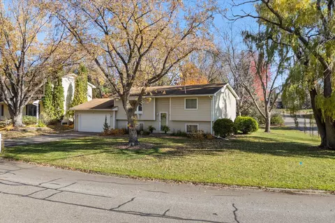 3048 Camelot Cir, Woodbury, MN 55125