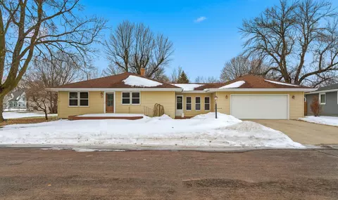 17 Gold St, Minnesota Lake, MN 56068