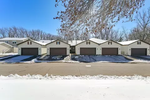 6742 Gretchen Ln N, Oakdale, MN 55128
