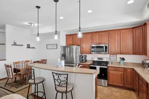 1846 Plymouth Ln #101, Chanhassen, MN 55317