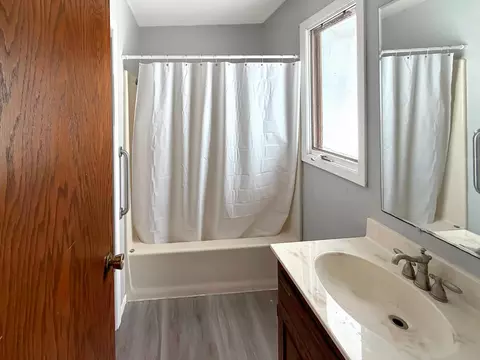 Bath - 2208 5th Ave SE, Willmar, MN 56201 photo 2 of 3