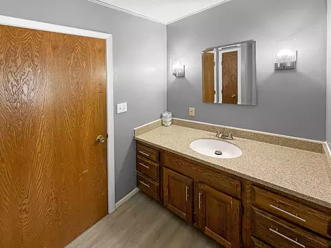 Bath - 2208 5th Ave SE, Willmar, MN 56201 photo 1 of 3