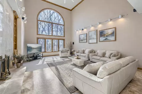 4 W Bay Ln, North Oaks, MN 55127