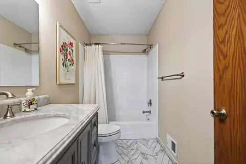 Bath - 4076 States Ave, Eagan, MN 55123 photo 1 of 2