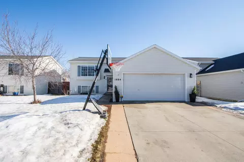 1884 Huntington Ln, West Fargo, ND 58078