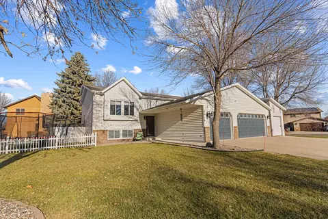 2918 Village Green Dr, Moorhead, MN 56560
