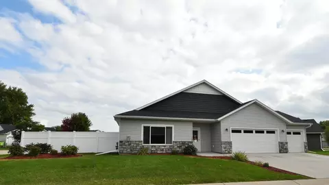 260 Golden Bear Ln, Zumbrota, MN 55992