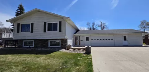 925 Riverview Dr, Valley City, ND 58072