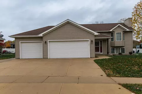 902 Berg Blvd SE, Stewartville, MN 55976