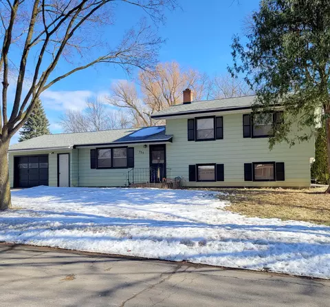 535 E Highland Park Dr NE, Hutchinson, MN 55350