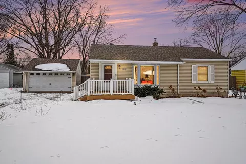 2966 Simpson St, Roseville, MN 55113