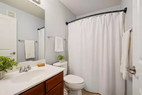 Bath - 4004 Cedar Grove Ln, Eagan, MN 55122 photo 4 of 5