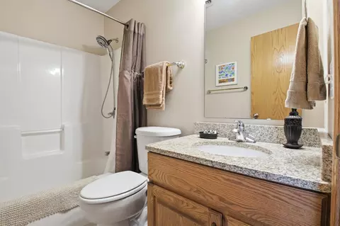 Bath - 2536 7th Ave SE, Willmar, MN 56201 photo 3 of 3
