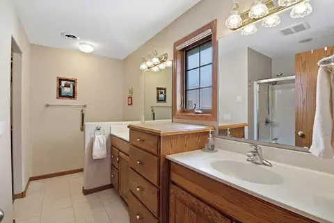 Bath - 2536 7th Ave SE, Willmar, MN 56201 photo 2 of 3
