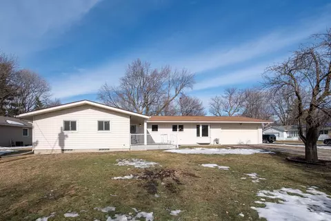232 W Skyline Ct, Mankato, MN 56001