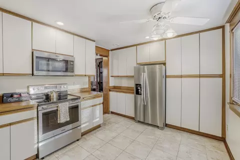 Kitchen - 401 Highway 7, Excelsior, MN 55331 photo 1 of 2