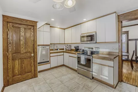 Kitchen - 401 Highway 7, Excelsior, MN 55331 photo 2 of 2