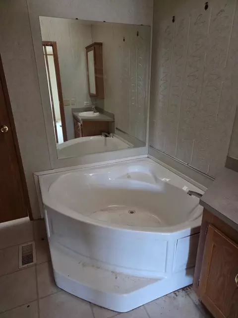 Bath - 7657 Front St NW, Walker, MN 56484 photo 1 of 4