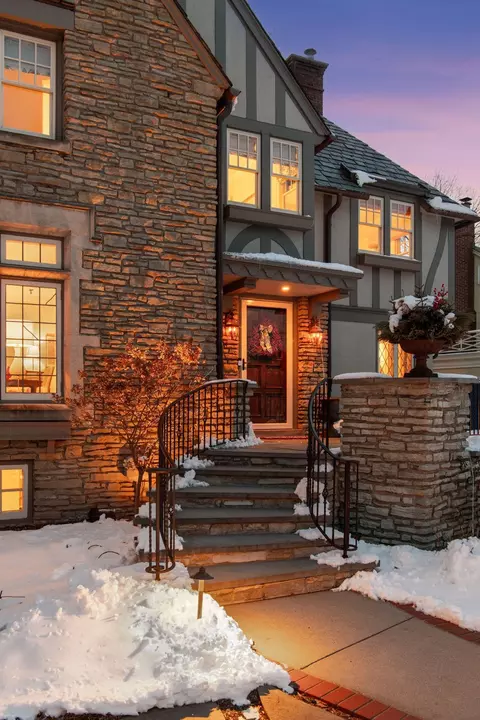 2116 W Lake Of The Isles Pkwy, Minneapolis, MN 55405