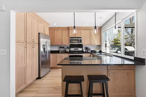 140 Birnamwood Dr, Burnsville, MN 55337