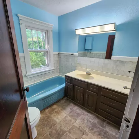 Bath - 405 Ann St, Willmar, MN 56201 photo 3 of 3