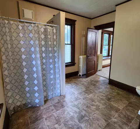 Bath - 405 Ann St, Willmar, MN 56201 photo 2 of 3