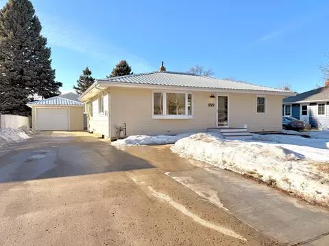 1819 6th St S, Moorhead, MN 56560