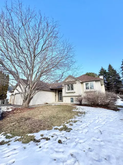 8561 Flamingo Dr, Chanhassen, MN 55317