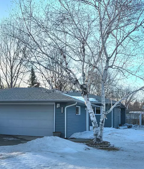 2411 Country Club Pkwy, Moorhead, MN 56560