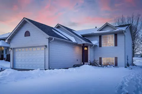 860 Sparrow Rd, Waconia, MN 55387