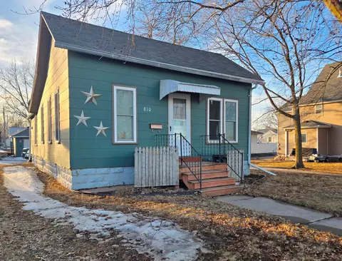 810 S Oak Ave, Owatonna, MN 55060