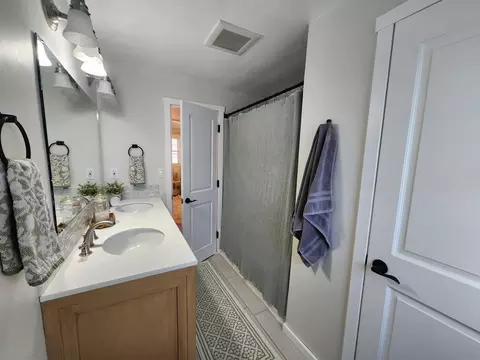 Bath - 1006 Maplehill Dr, Albert Lea, MN 56007 photo 2 of 4